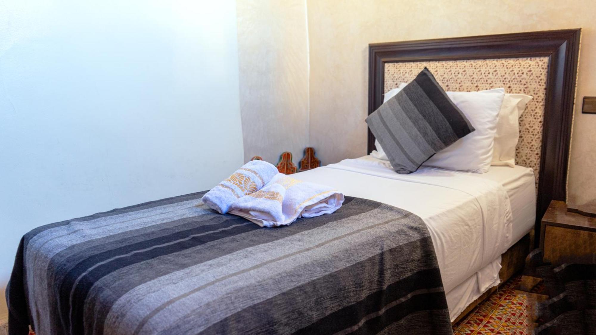 Riad Dar El Ouedghiri Fez Buitenkant foto